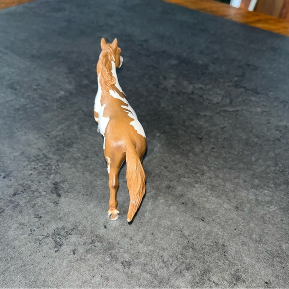 2006 Schleich Brown White Pinto Stallion 13616 Horse Farm Barn Animal Toy - Picture 3 of 5